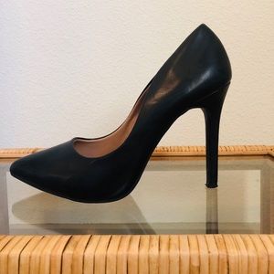 Black pumps